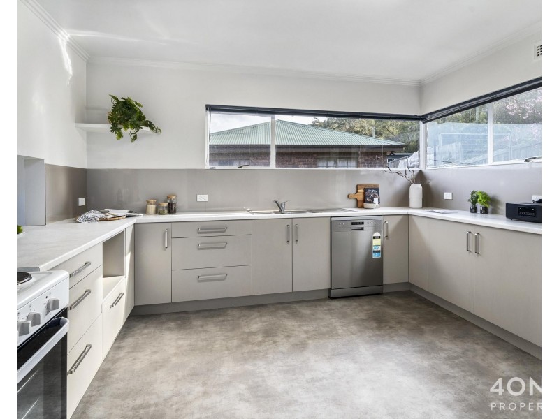 10 Tianna Road, Lindisfarne TAS 7015