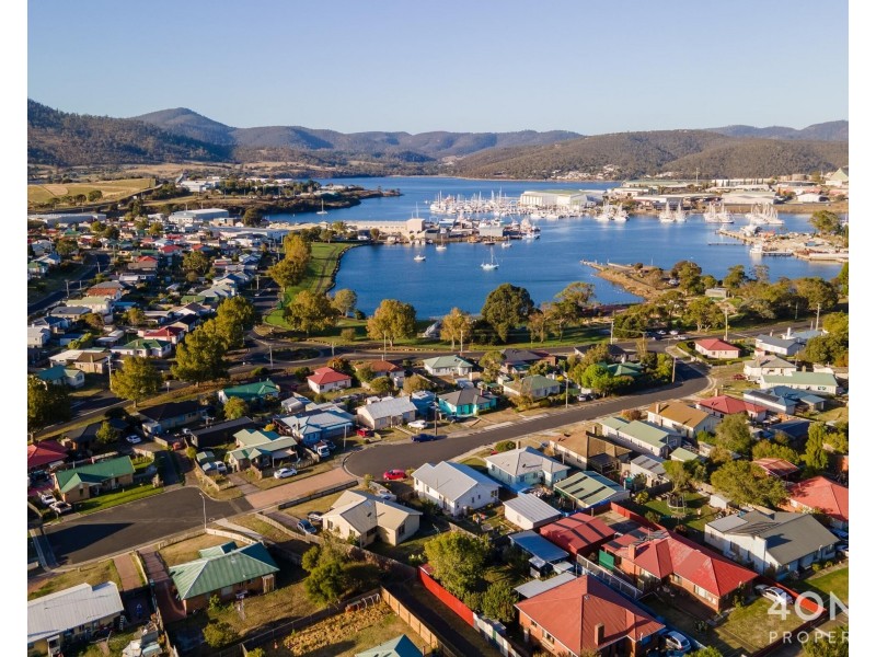 18 Laguna Place, Derwent Park TAS 7009