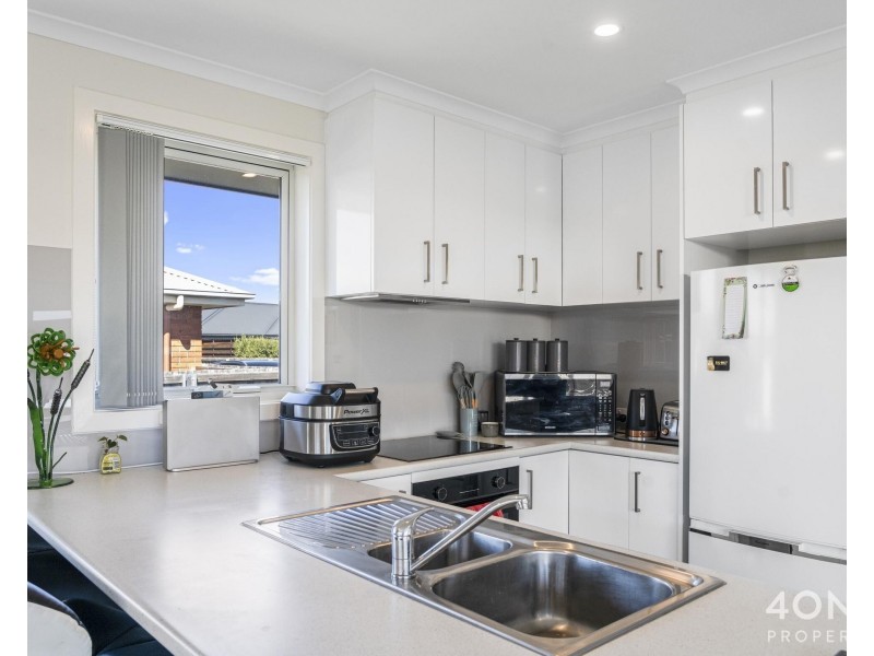 2/21 Hollingsworth Street, Brighton TAS 7030
