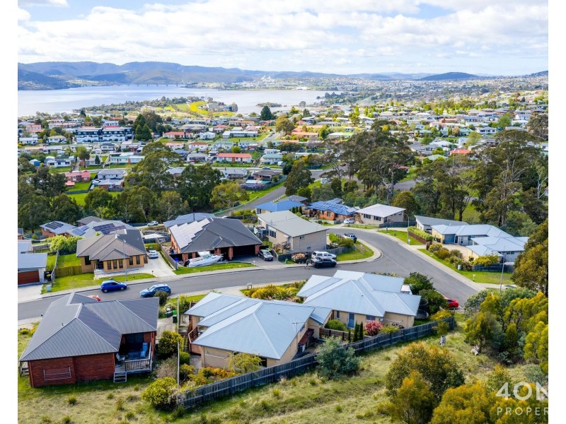2/1 Cazaly Drive, Chigwell TAS 7011