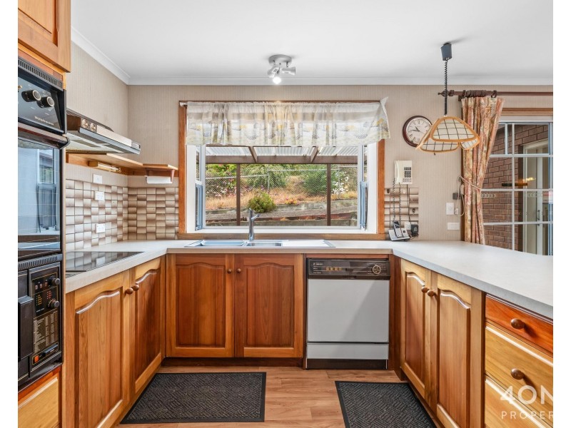 7 Oldham Avenue, New Town TAS 7008