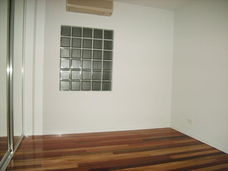 Flat 3/109 Cnr Gladstone Road & Hazelwood Street, Highgate Hill QLD 4101