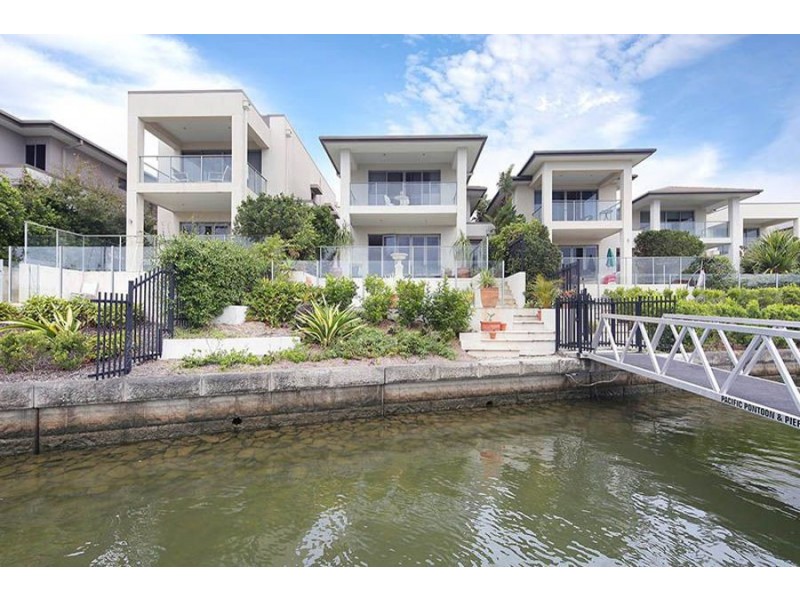 2243 Glengallon Way, Hope Island QLD 4212