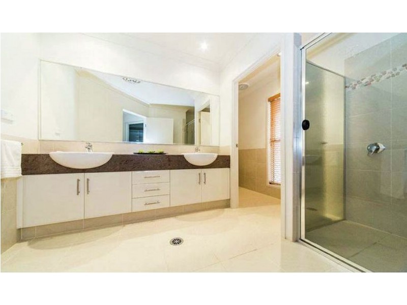 2/11 Mallard Ave, Paradise Point QLD 4216