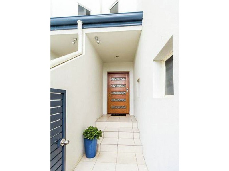 2/11 Mallard Ave, Paradise Point QLD 4216