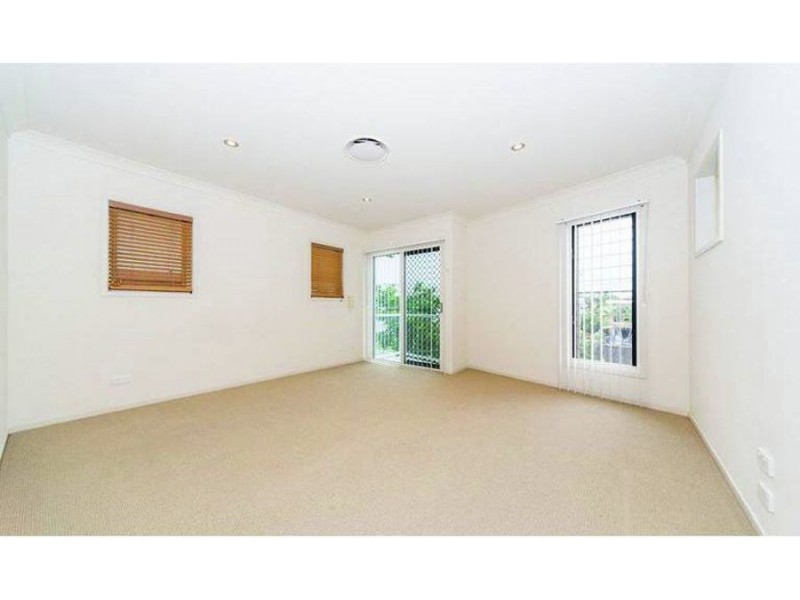 2/11 Mallard Ave, Paradise Point QLD 4216