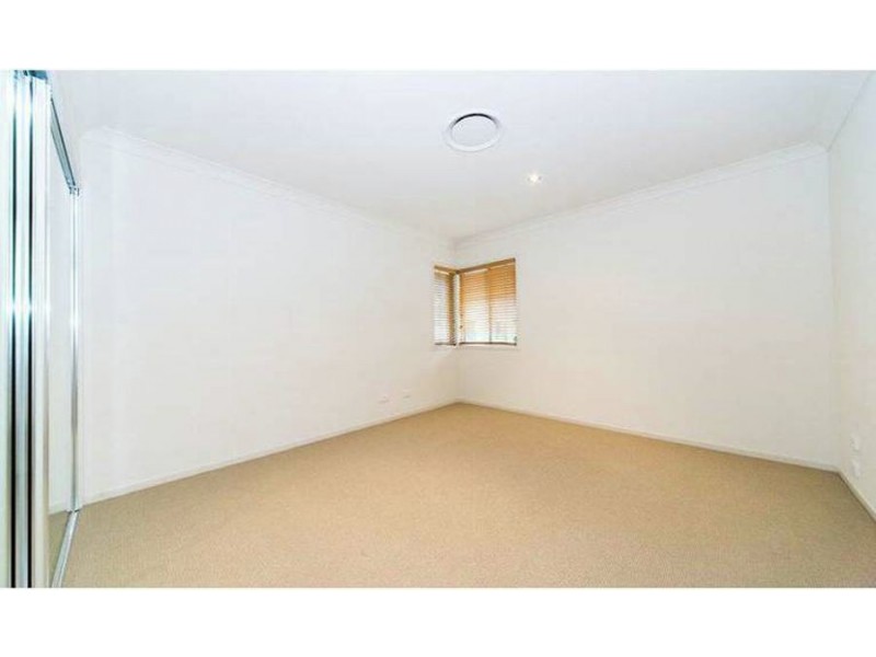 2/11 Mallard Ave, Paradise Point QLD 4216