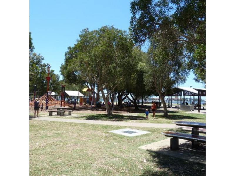 2/11 Mallard Ave, Paradise Point QLD 4216