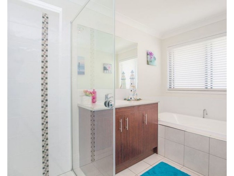 35 Diamantina Circuit, Pacific Pines QLD 4211