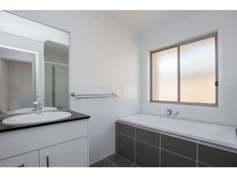 4 Oxford St, Pimpama QLD 4209