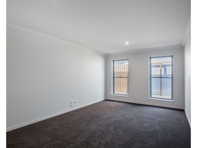 8 Barak St, Pimpama QLD 4209