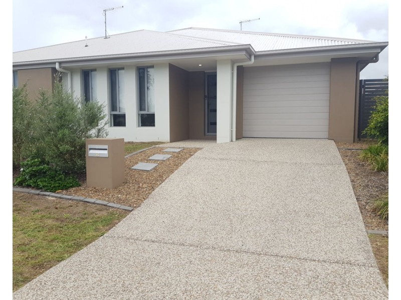 2/2 Gatina Crescent, Coomera QLD 4209