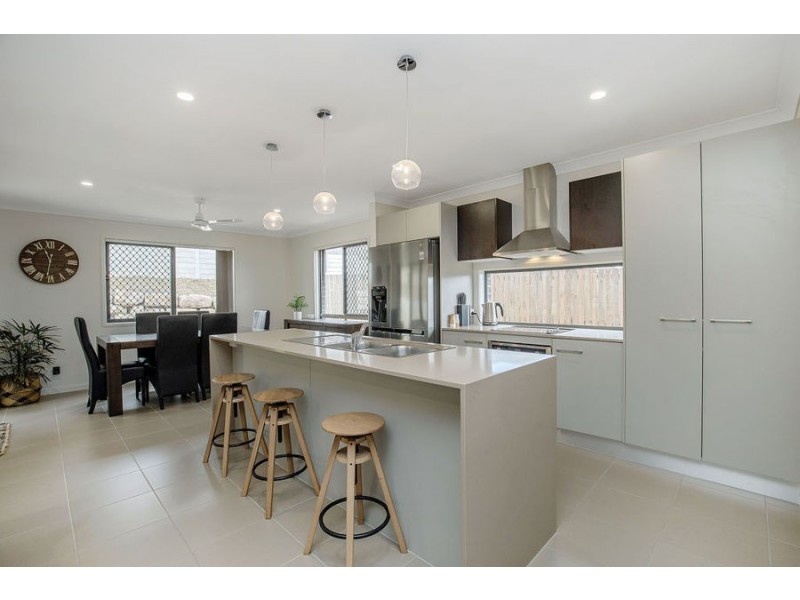 17 Allington Circuit, Maudsland QLD 4210