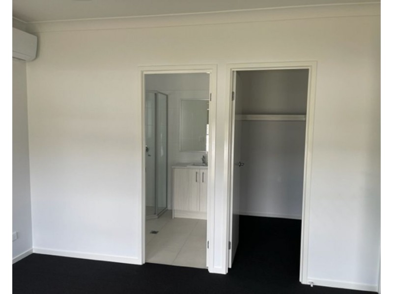 8 Mount Ballow St, Park Ridge QLD 4125