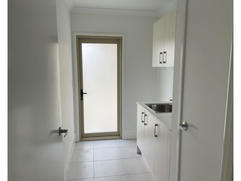 8 Mount Ballow St, Park Ridge QLD 4125