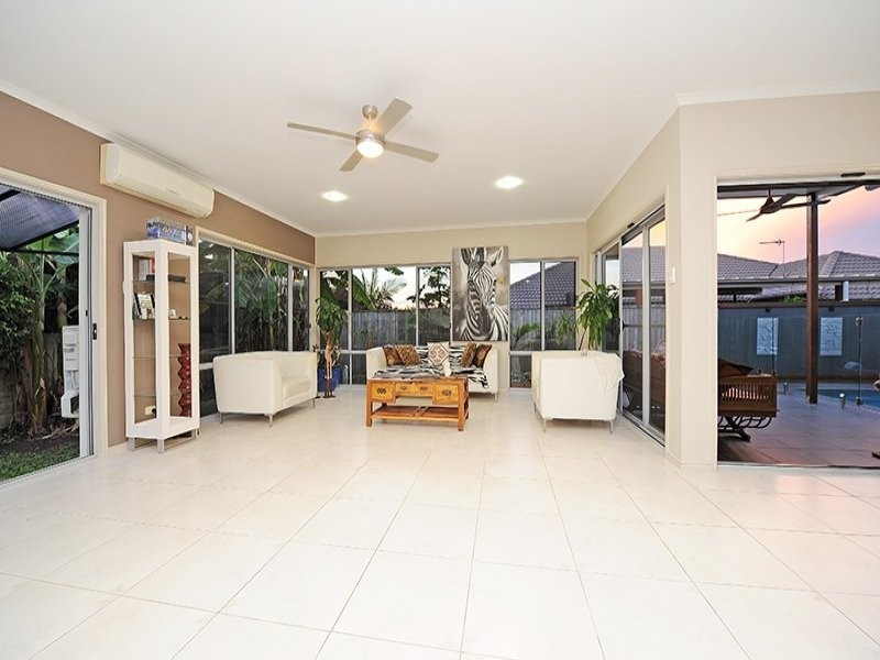 35 Hillview Crescent, Little Mountain QLD 4551