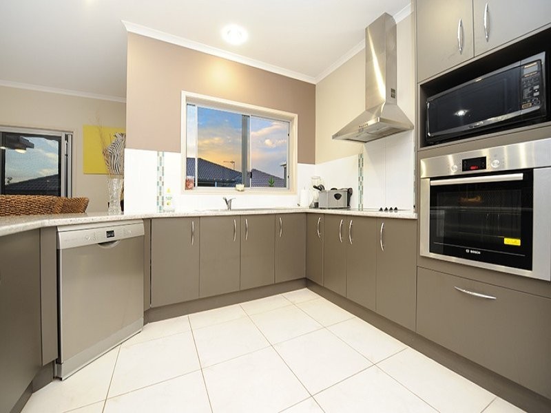 35 Hillview Crescent, Little Mountain QLD 4551