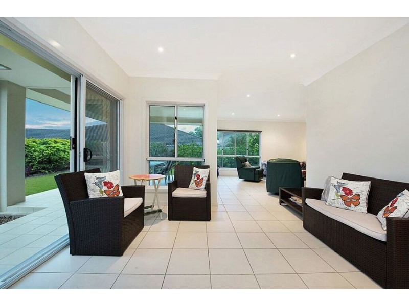 17 Hillview Crescent, Little Mountain QLD 4551