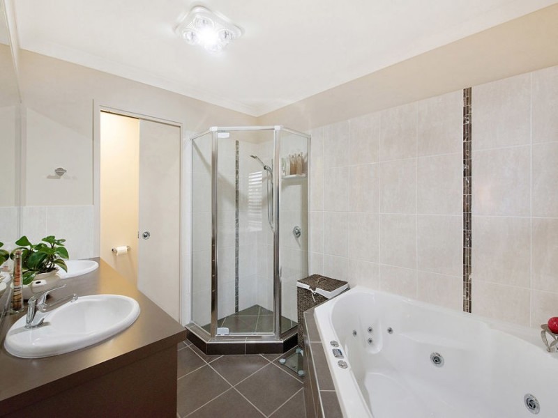 8 Cullen Drive, Little Mountain QLD 4551