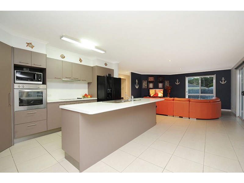 3 Hillview Crescent, Little Mountain QLD 4551
