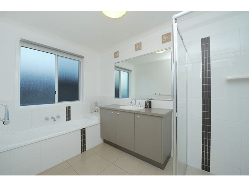 3 Hillview Crescent, Little Mountain QLD 4551