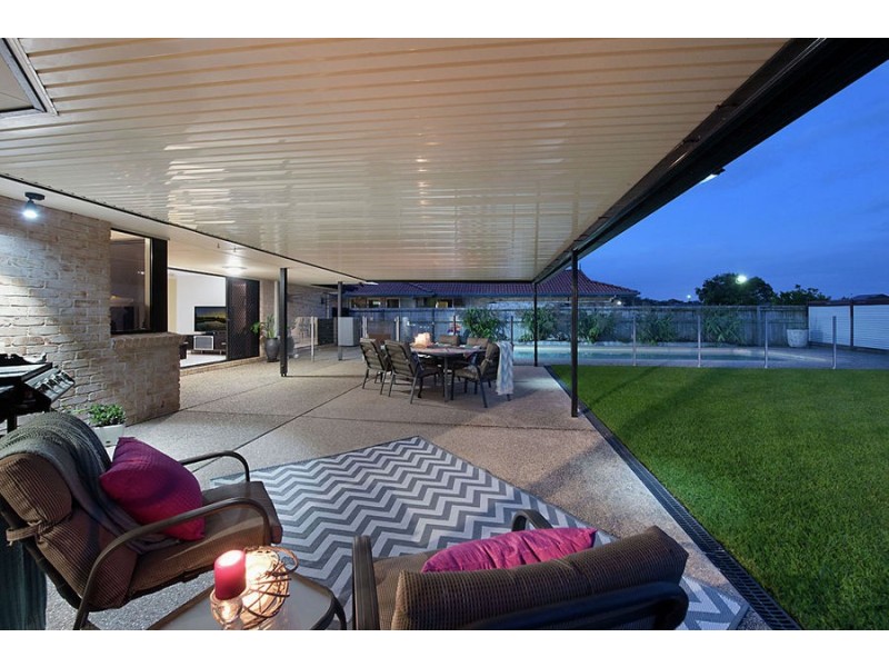 2 Water Side Place, Little Mountain QLD 4551