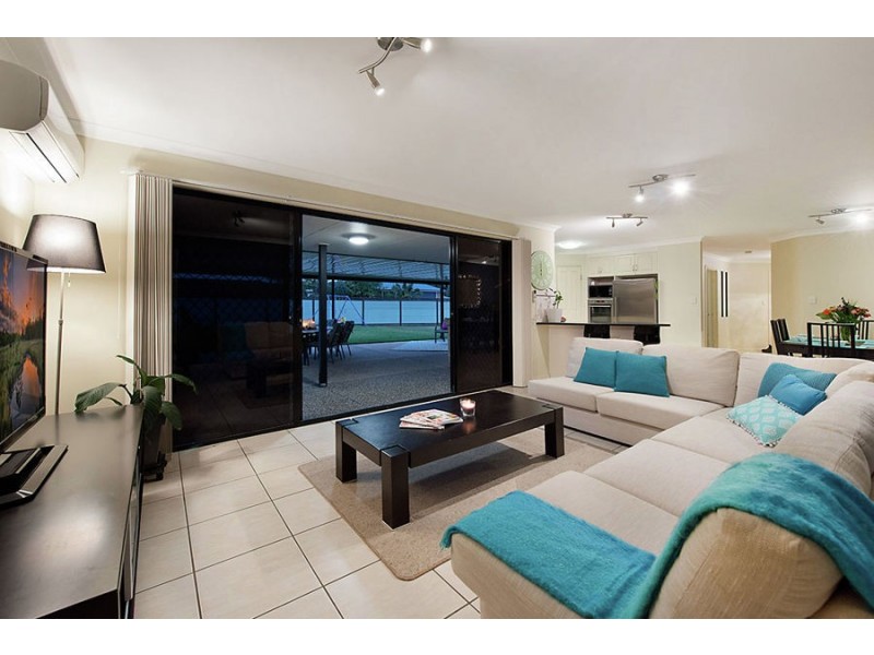 2 Water Side Place, Little Mountain QLD 4551