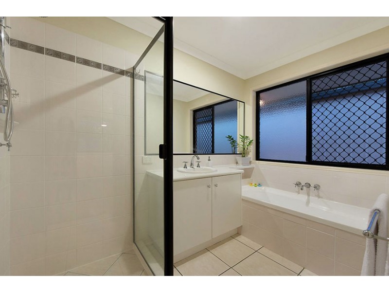 2 Water Side Place, Little Mountain QLD 4551