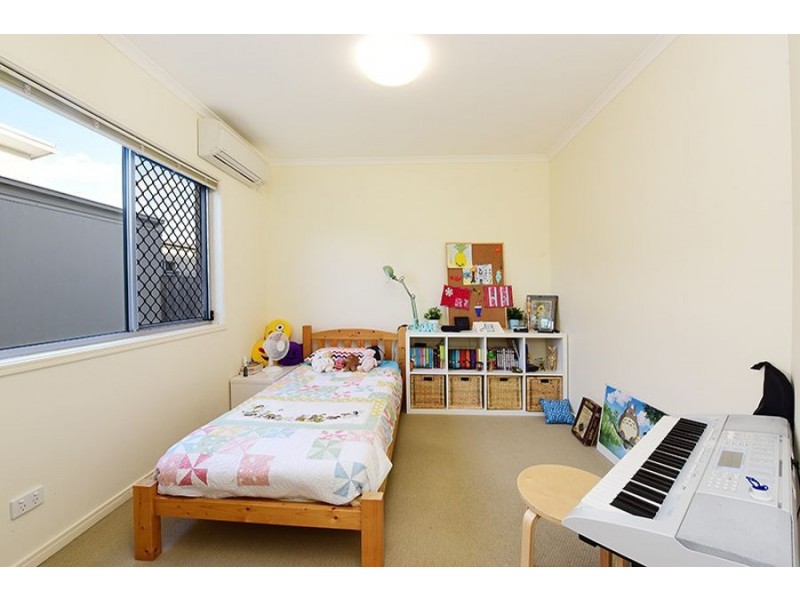 8 Madagascar Court, Kawana Island QLD 4575