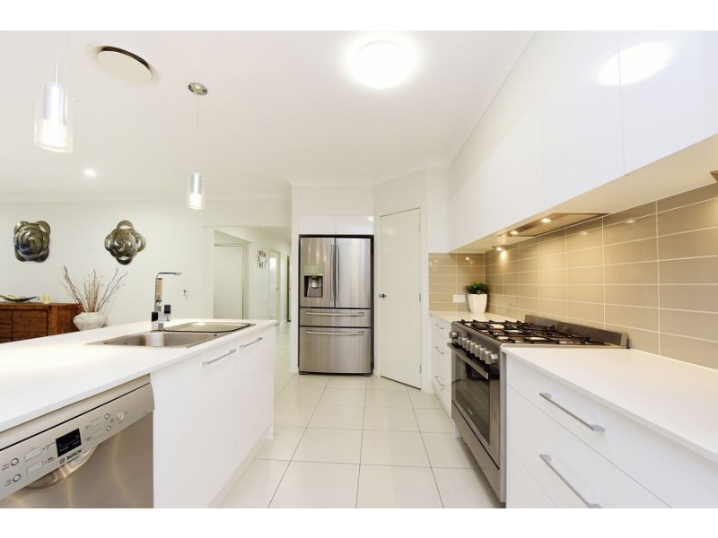 7 Leeside Street, Little Mountain QLD 4551