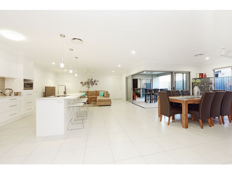 7 Leeside Street, Little Mountain QLD 4551