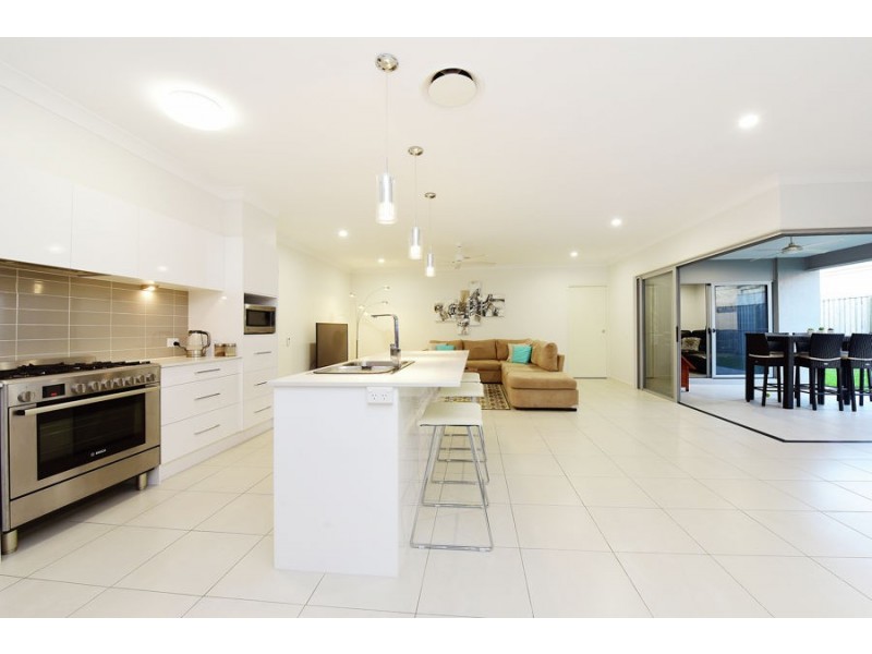 7 Leeside Street, Little Mountain QLD 4551