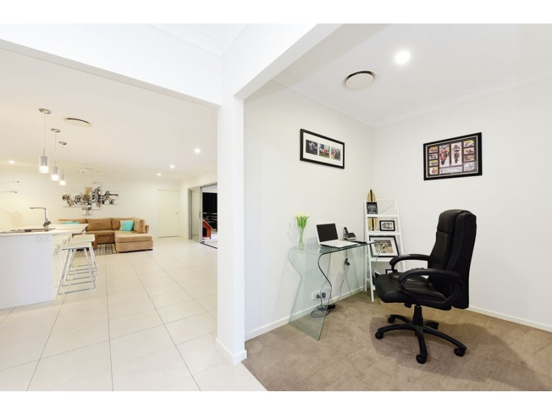 7 Leeside Street, Little Mountain QLD 4551