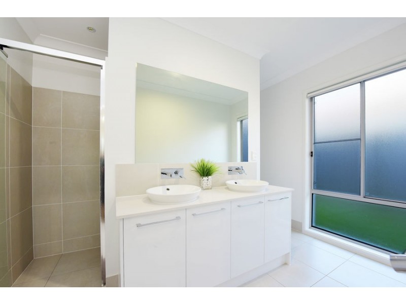7 Leeside Street, Little Mountain QLD 4551