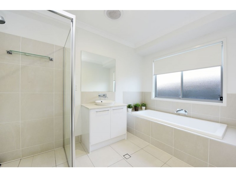 7 Leeside Street, Little Mountain QLD 4551