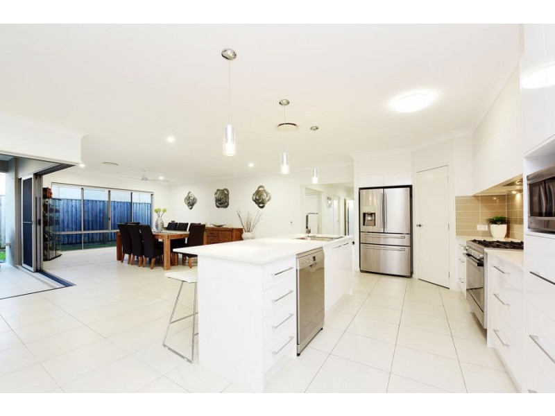 7 Leeside Street, Little Mountain QLD 4551