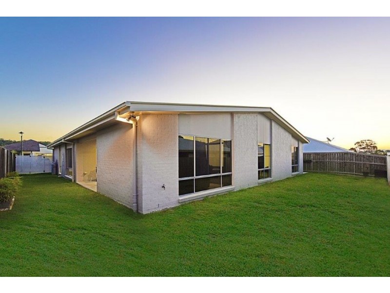 7 Leeside Street, Little Mountain QLD 4551