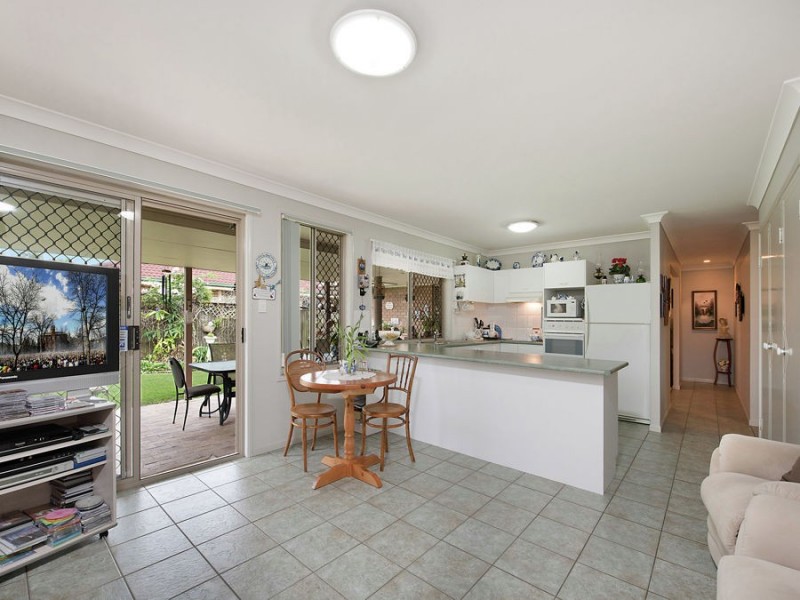 8 Lakeshore Place, Little Mountain QLD 4551