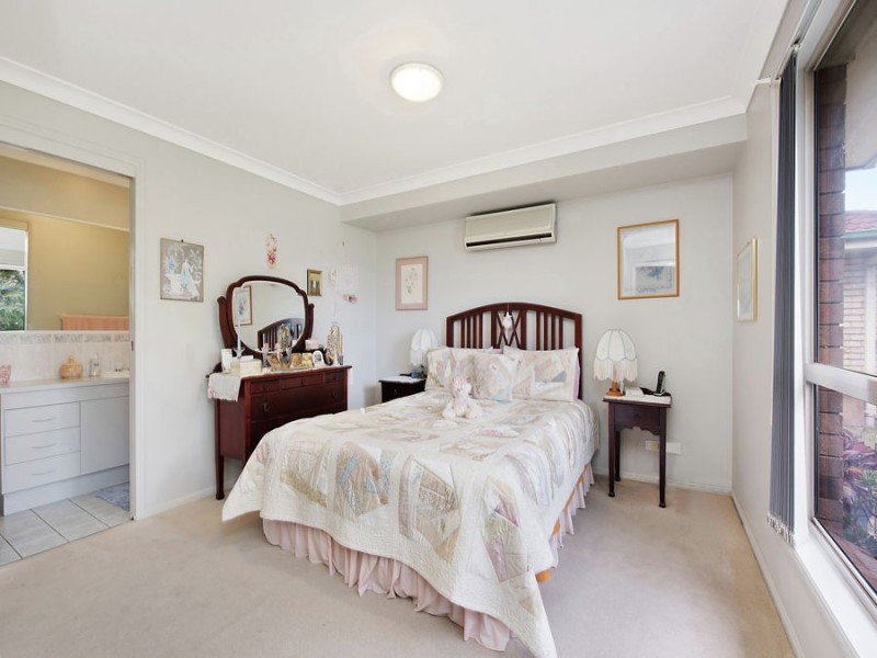 8 Lakeshore Place, Little Mountain QLD 4551