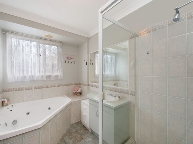 8 Lakeshore Place, Little Mountain QLD 4551