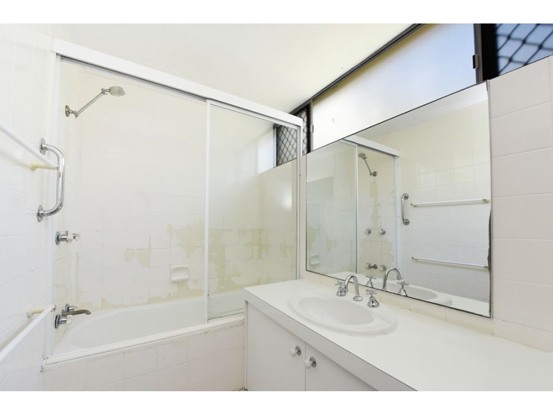 2/25 Canberra Terrace, Kings Beach QLD 4551