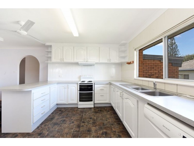 8 Beausang St, Caloundra QLD 4551