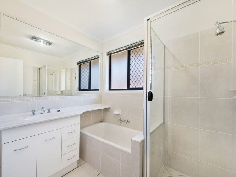 8 Anglia Place, Little Mountain QLD 4551