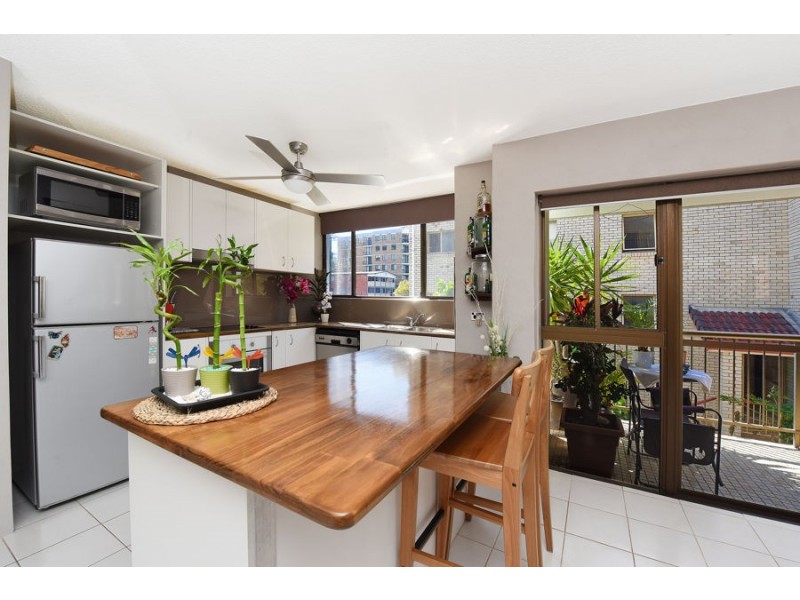 2/24 Moreton Parade, Kings Beach QLD 4551