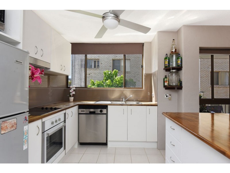 2/24 Moreton Parade, Kings Beach QLD 4551