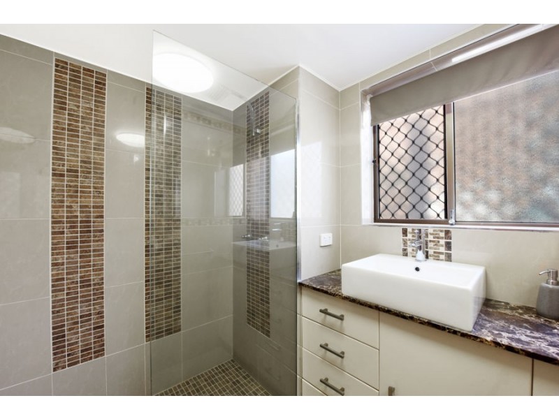 2/24 Moreton Parade, Kings Beach QLD 4551