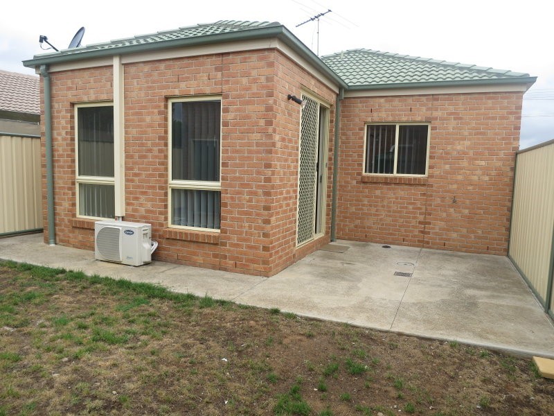 2/56 Henry Street, Melton VIC 3337