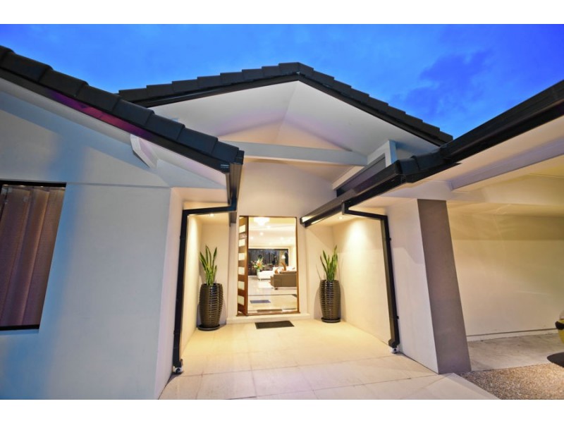 87 Te Peters Drive, Broadbeach Waters QLD 4218