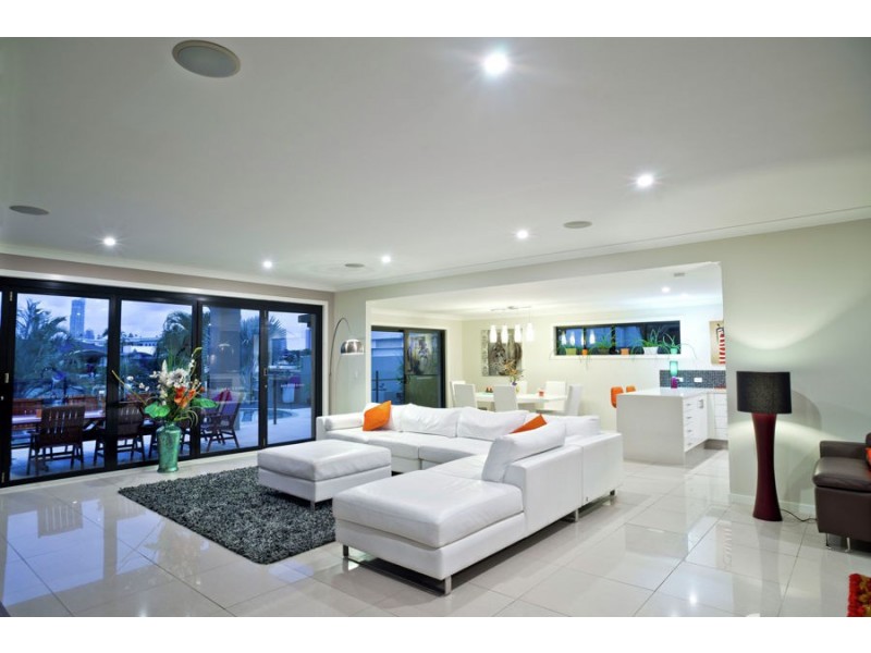 87 Te Peters Drive, Broadbeach Waters QLD 4218