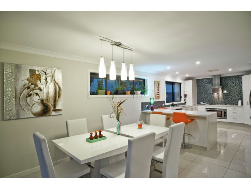 87 Te Peters Drive, Broadbeach Waters QLD 4218